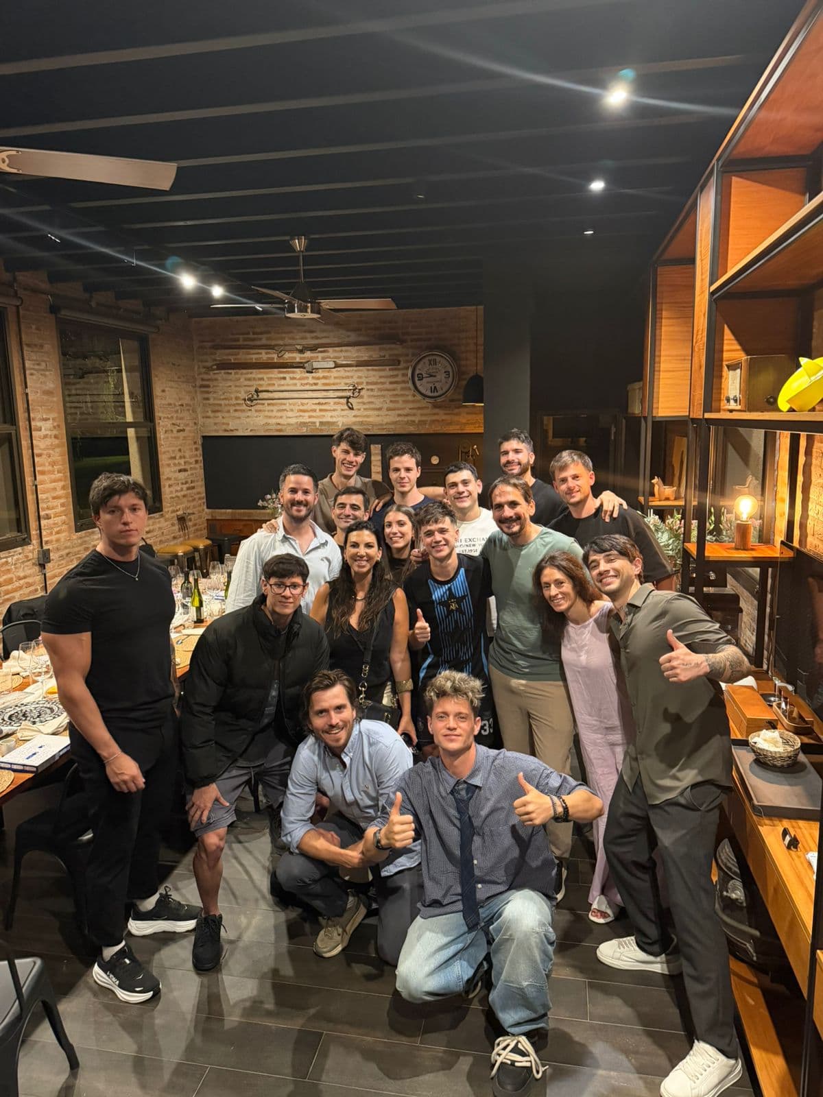 Foto grupal de invitados en una cena de Alto Vuelo.