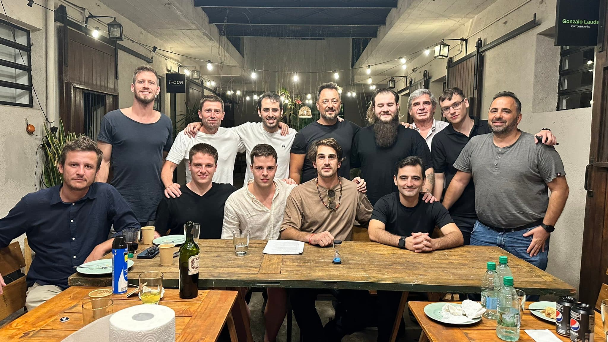 Invitados reunidos en un dinner de Alto Vuelo.