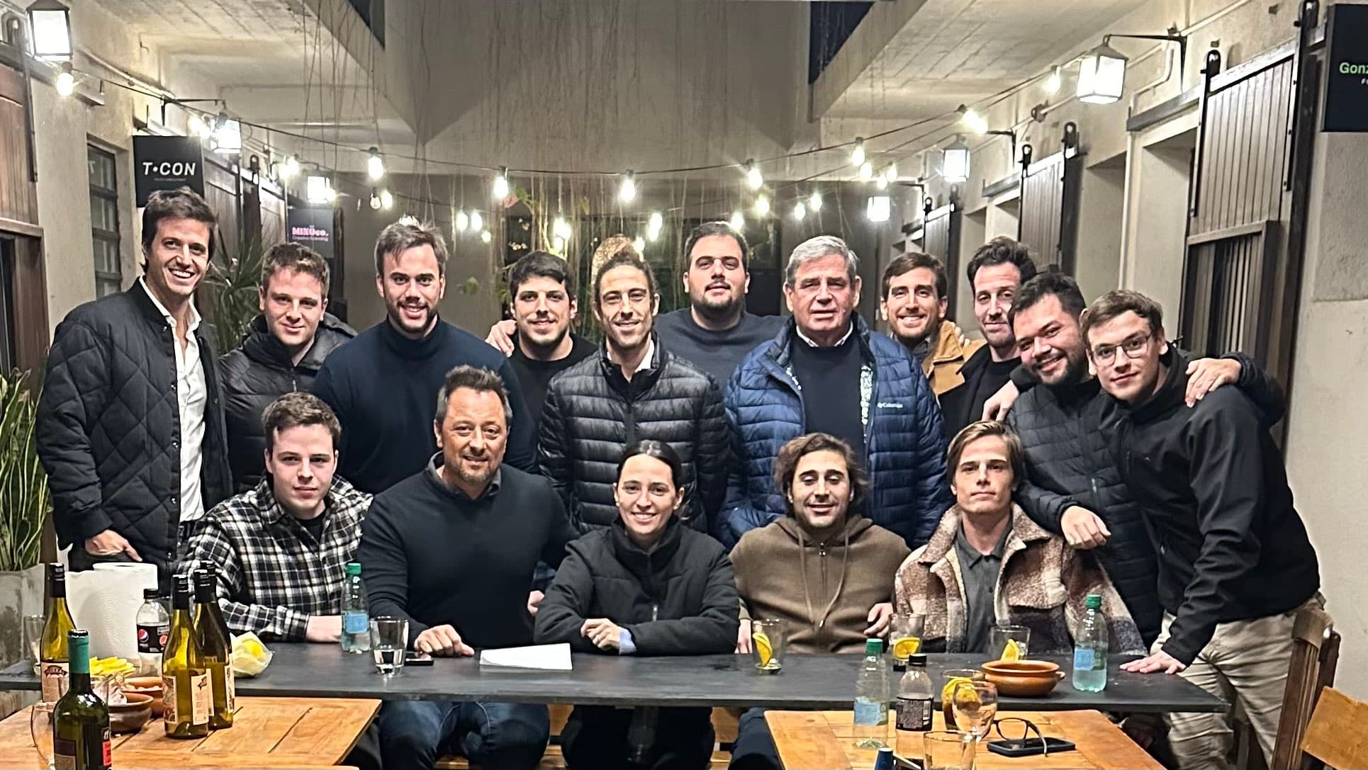 Comunidad participando de una cena curada.